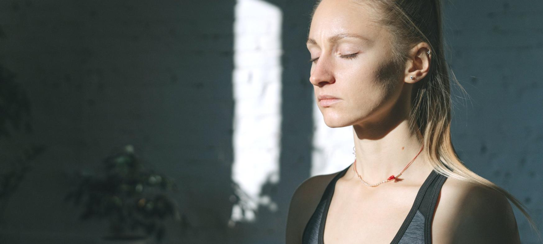Persona in meditazione in un ambiente sereno e naturale
